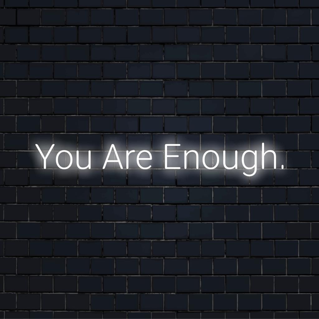 Letreiro de LED neon personalizado com o texto "Você é o Suficiente", promovendo o amor-próprio. Decoração estilosa com luzes neon para motivação pessoal.