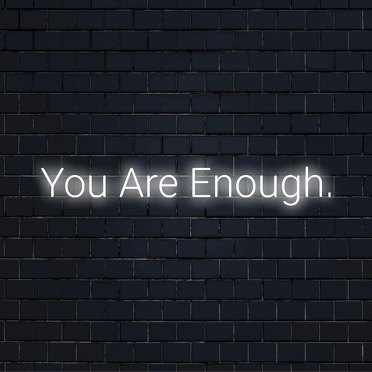 Letreiro de LED neon personalizado com o texto "Você é o Suficiente", promovendo o amor-próprio. Decoração estilosa com luzes neon para motivação pessoal.