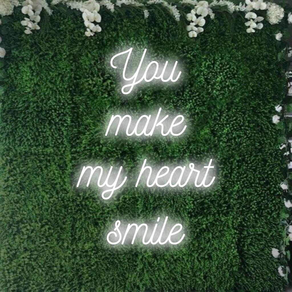 Letreiro de neon radiante com o texto "You Make My Heart Smile", perfeito para adicionar charme e aconchego a qualquer ambiente. Design de LED personalizado.