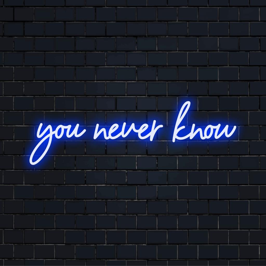 Uma vibrante placa de LED neon exibindo You Never Know em uma escrita elegante, perfeita para decoração moderna e ambiente personalizado.