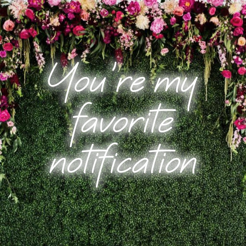 Placa de LED neon brilhante personalizada exibindo a notificação "Você é meu favorito", perfeita para adicionar um toque lúdico a qualquer espaço.