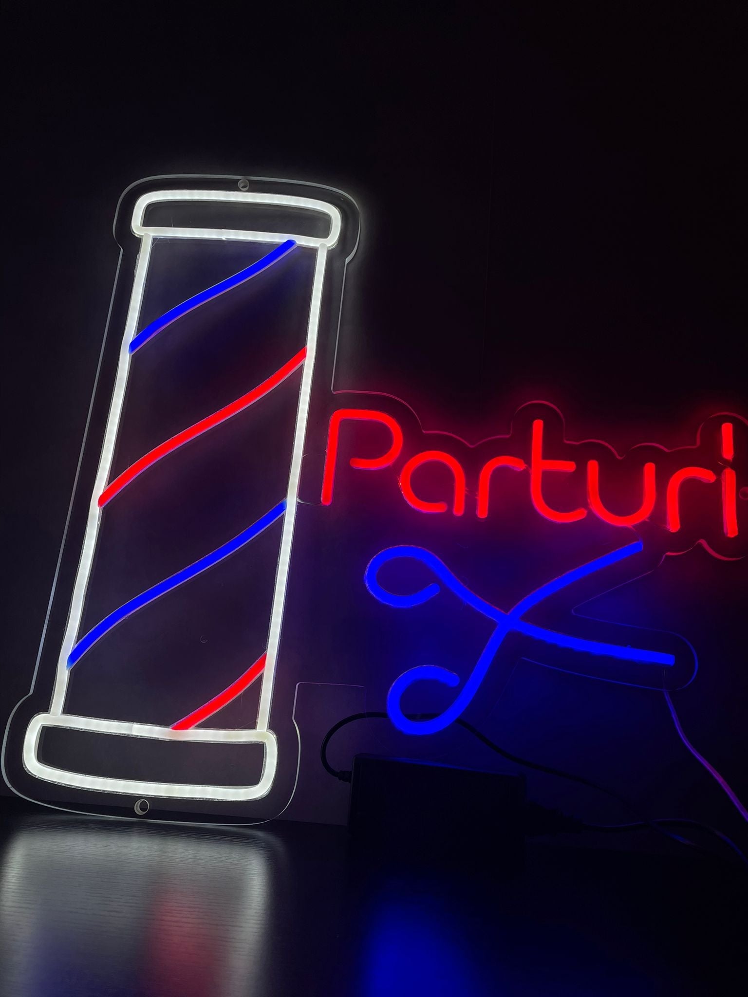 Placa de neon da barbearia Parturi - The Art Neon