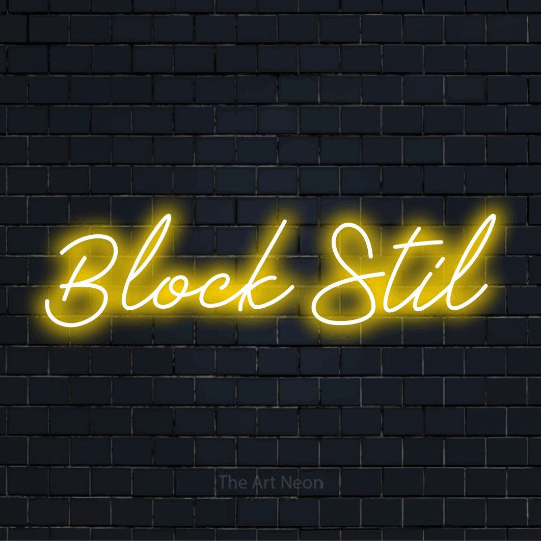 LED-Neonschild mit dem Text „Block Stil“ auf dunkler Ziegelwand
