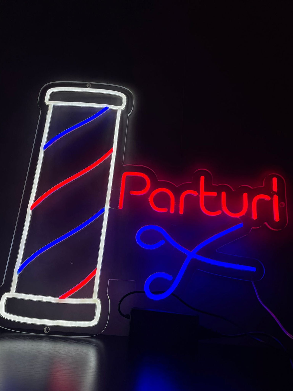 Placa de neon da barbearia Parturi - The Art Neon