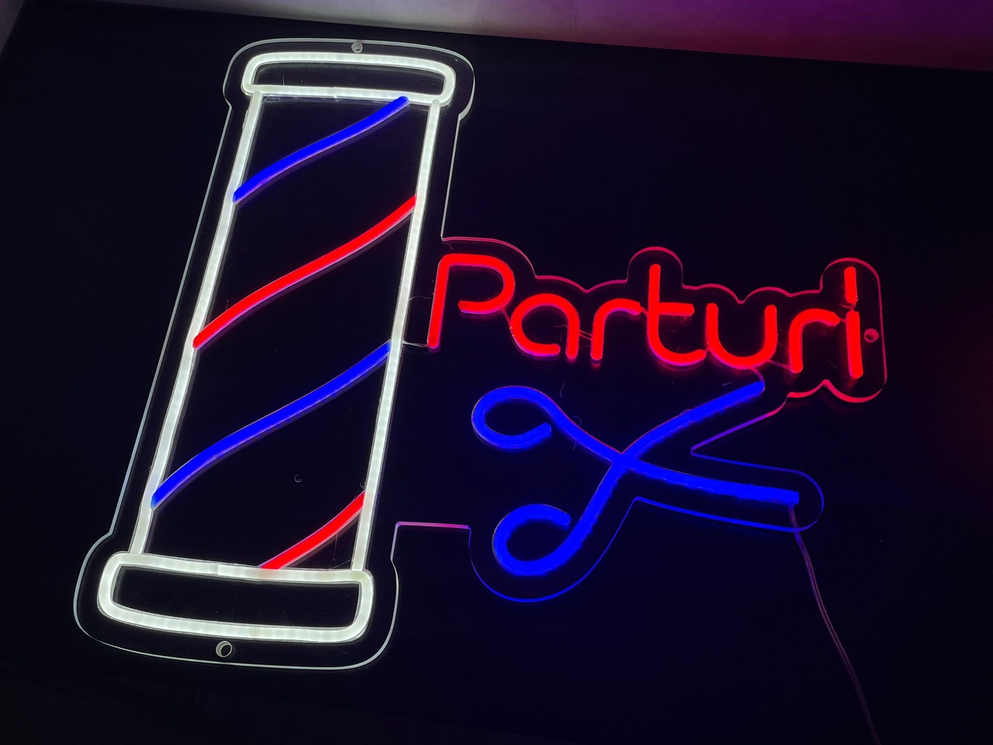 Placa de neon da barbearia Parturi - The Art Neon