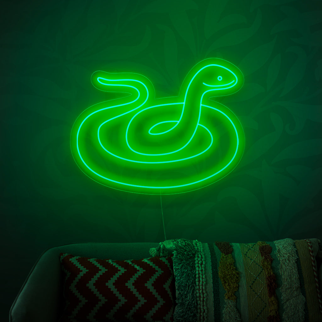 O letreiro de neon em forma de cobra é uma adição misteriosa à decoração com tema de répteis, lançando uma luz enigmática e cativante.