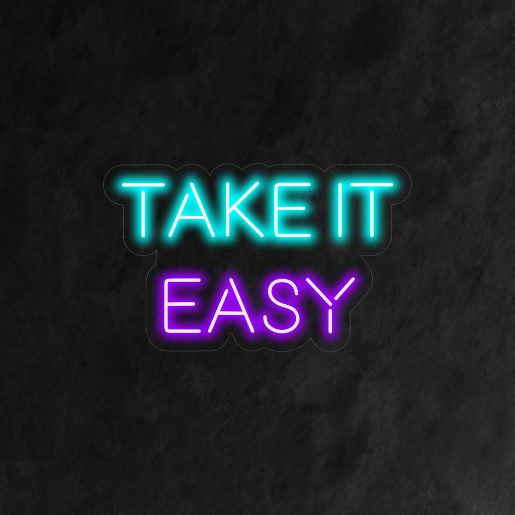 Um letreiro de neon simples e cativante com a frase "Take It Easy" (Vá com Calma). Ele exala uma atmosfera relaxante, calma e tranquila.