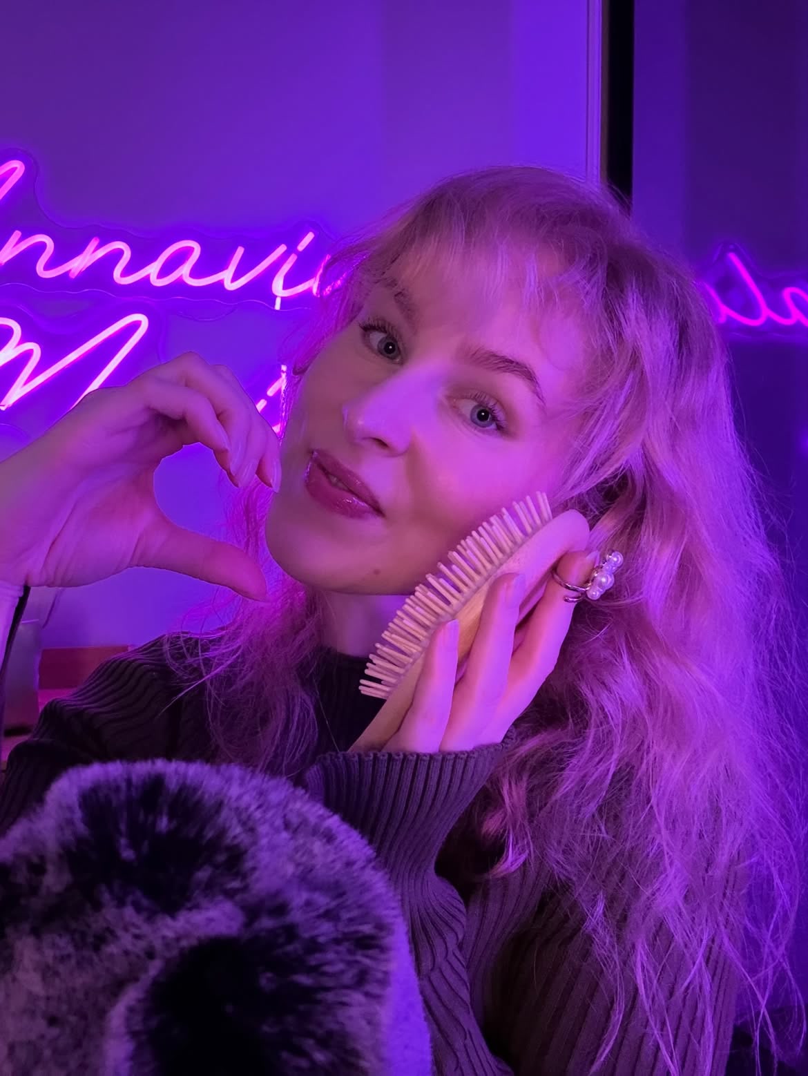 A criadora annavivalamaria a desembalar e instalar um néon LED personalizado para um cenário de gravação de ASMR.