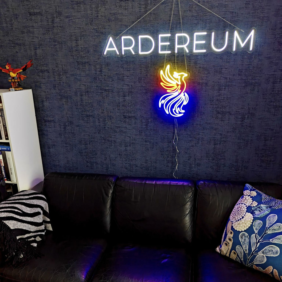 Logótipo de escritório ARDEREUM em néon LED branco instalado numa parede escura texturada.