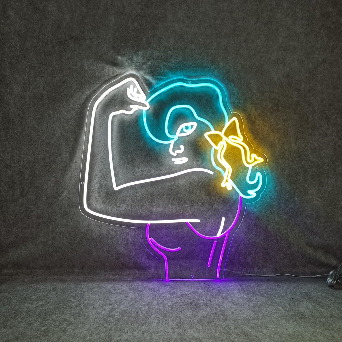 Uma placa de neon inspiradora exibindo uma imagem poderosa de uma mulher flexionando seus músculos, simbolizando força, empoderamento e preparo físico.