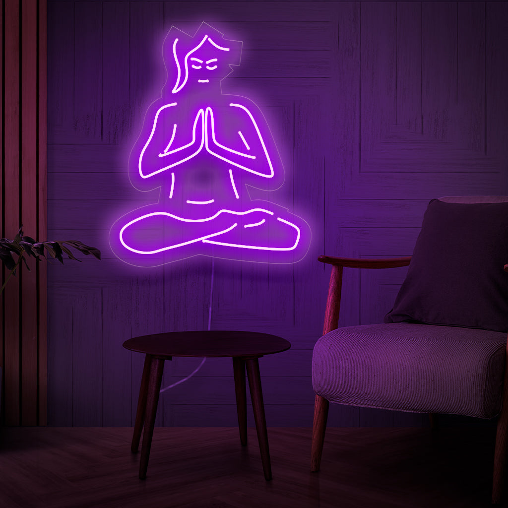 Um letreiro de neon hipnotizante com a silhueta de uma mulher em profunda meditação Zen, irradiando uma luz pacífica e serena